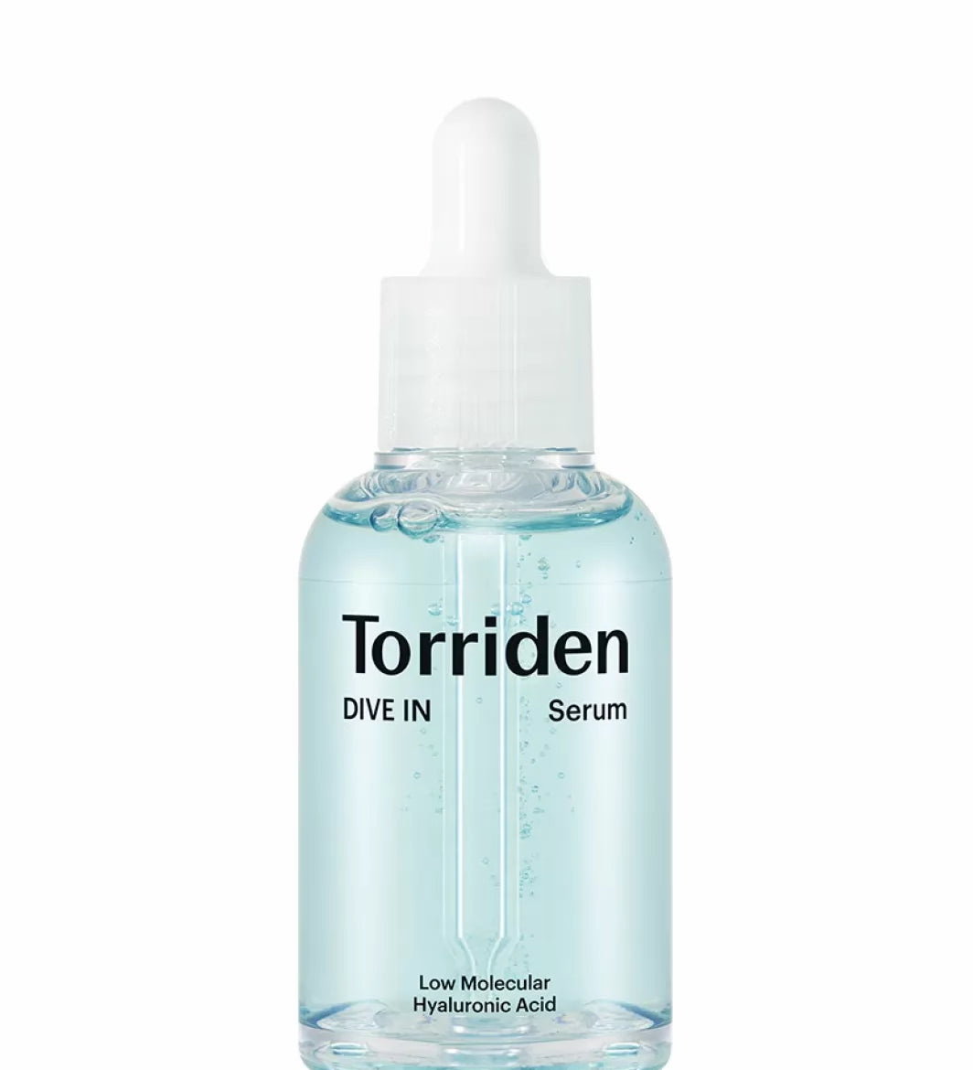 Прозора пляшечка з блакитною сироваткою та білою піпеткою Torriden Dive-In Low Molecular Hyaluronic Acid Skin Serum стоїть на білому фоні.