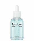 Прозора пляшечка з блакитною сироваткою та білою піпеткою Torriden Dive-In Low Molecular Hyaluronic Acid Skin Serum стоїть на білому фоні.