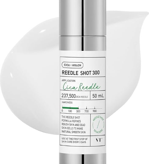 Сріблястий мікроголковий бустер VT COSMETICS VT Reedle shot 300 стоїть на фоні його текстури.