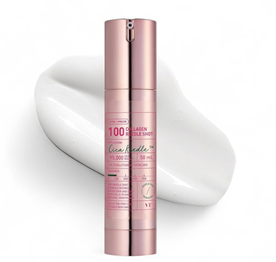 Блискуча рожева пляшечка сироватки VT Cosmetics Collagen Reedle Shot 100 стоїть на білому фоні.