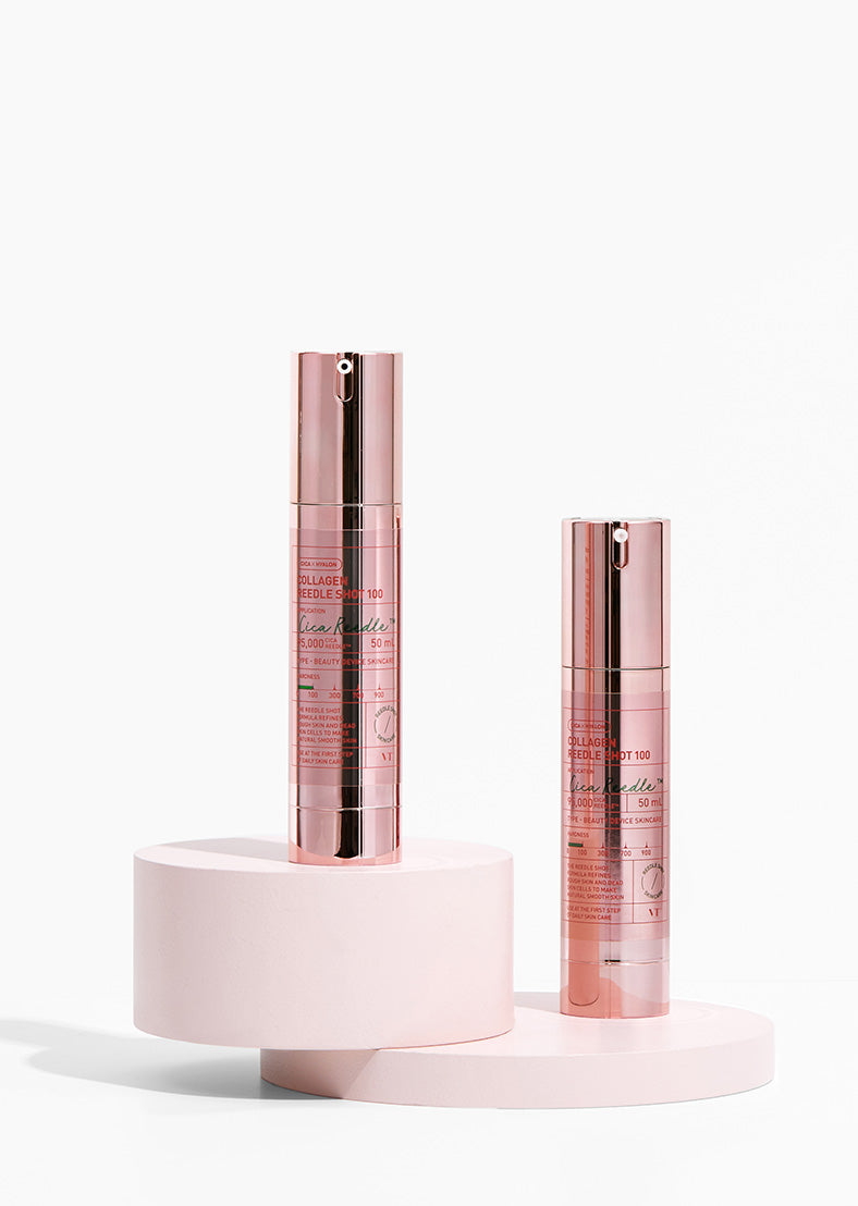 Дві пляшечки VT Cosmetics Collagen Reedle Shot 100 стоять на рожевому подіумі.