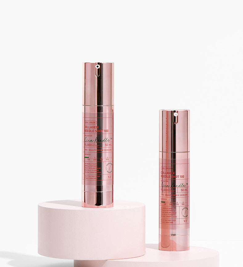 Дві пляшечки VT Cosmetics Collagen Reedle Shot 100 стоять на рожевому подіумі.