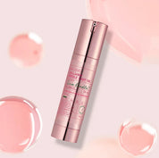 Рожева пляшечка сироватки VT Cosmetics Collagen Reedle Shot 100 лежить на рожевій поверхні, поряд видно рожеві кульки.