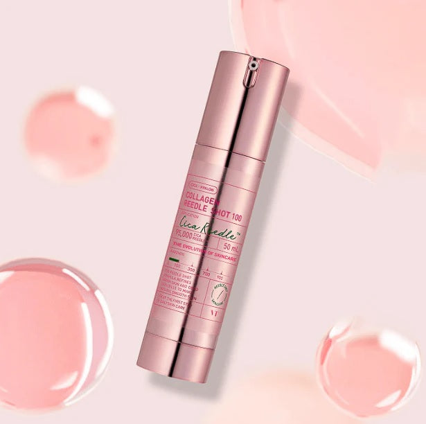 Рожева пляшечка сироватки VT Cosmetics Collagen Reedle Shot 100 лежить на рожевій поверхні, поряд видно рожеві кульки.
