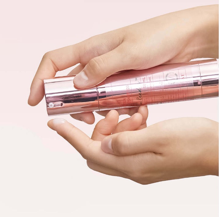 З пляшки VT Cosmetics Collagen Reedle Shot 100 людина наносить сироватку на палець.