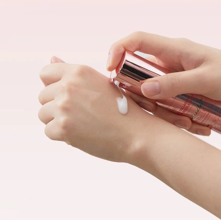 Сироватка VT Cosmetics Collagen Reedle Shot 100 наноситься на тильну сторону руки.