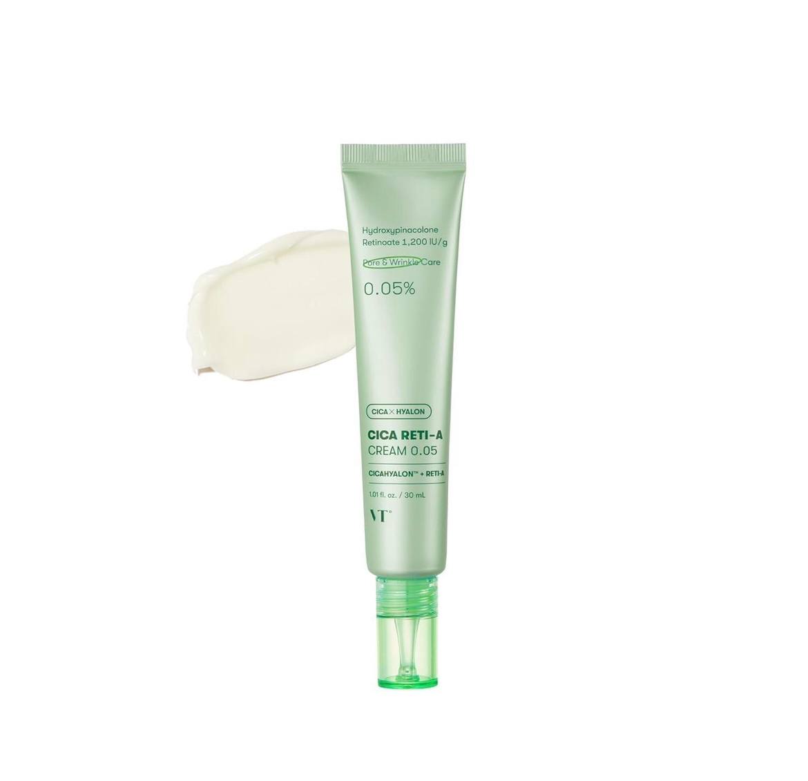 Зелений тюбик із прозорою зеленуватою кришечкою крему VT Cosmetics Cica Reti-A Cream 0,05% стоїть на білому фоні, на фоні також видно світлу зелену текстуру крему.