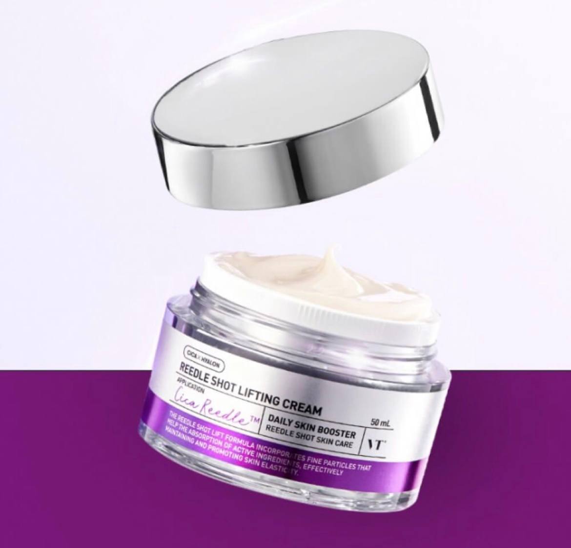 Відкрита баночка крему VT Cosmetics Reedle Shot Lifting Cream знаходиться на біло-фіолетовому фоні.