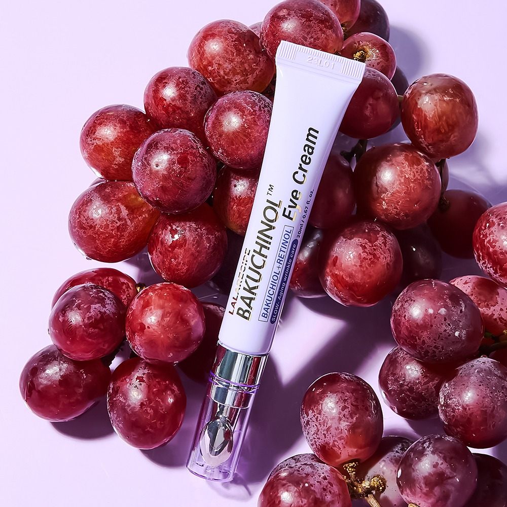 LALARECIPE Bakuchinol Eye Cream — антивіковий крем під очі з бакучіолом серед стиглого винограду на світлому фоні