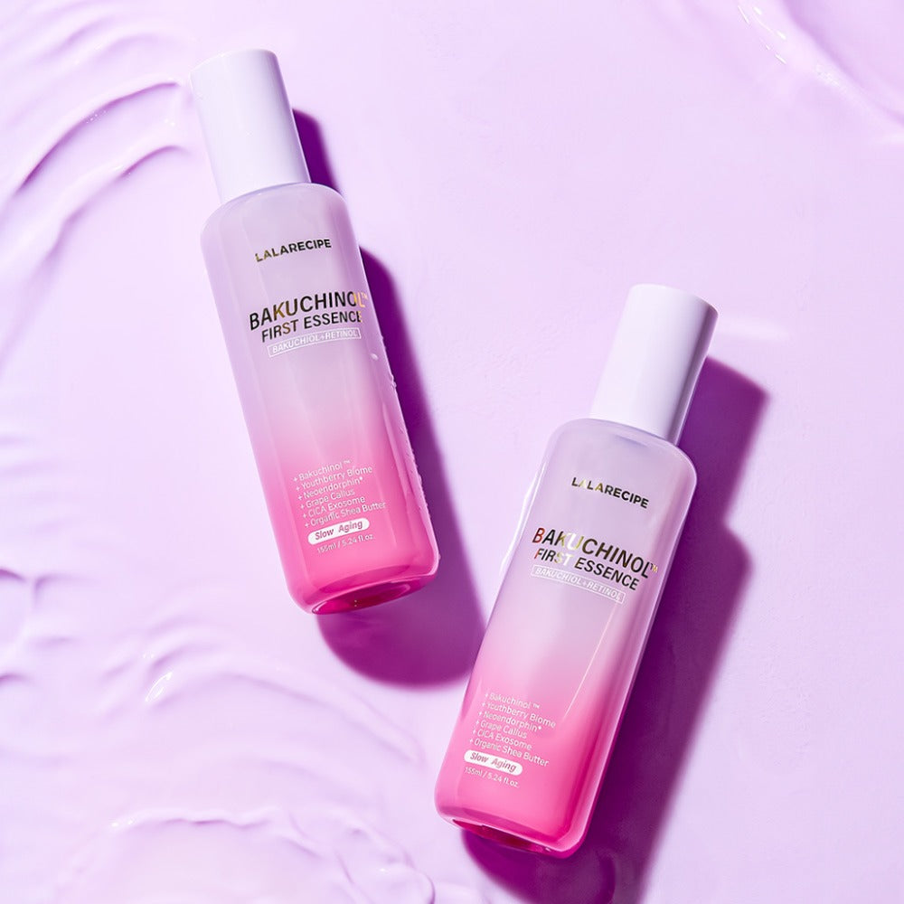 LALARECIPE Bakuchinol First Essence — есенція з бакучіолом проти зморшок у двох флаконах на фіолетовому структурованому фоні