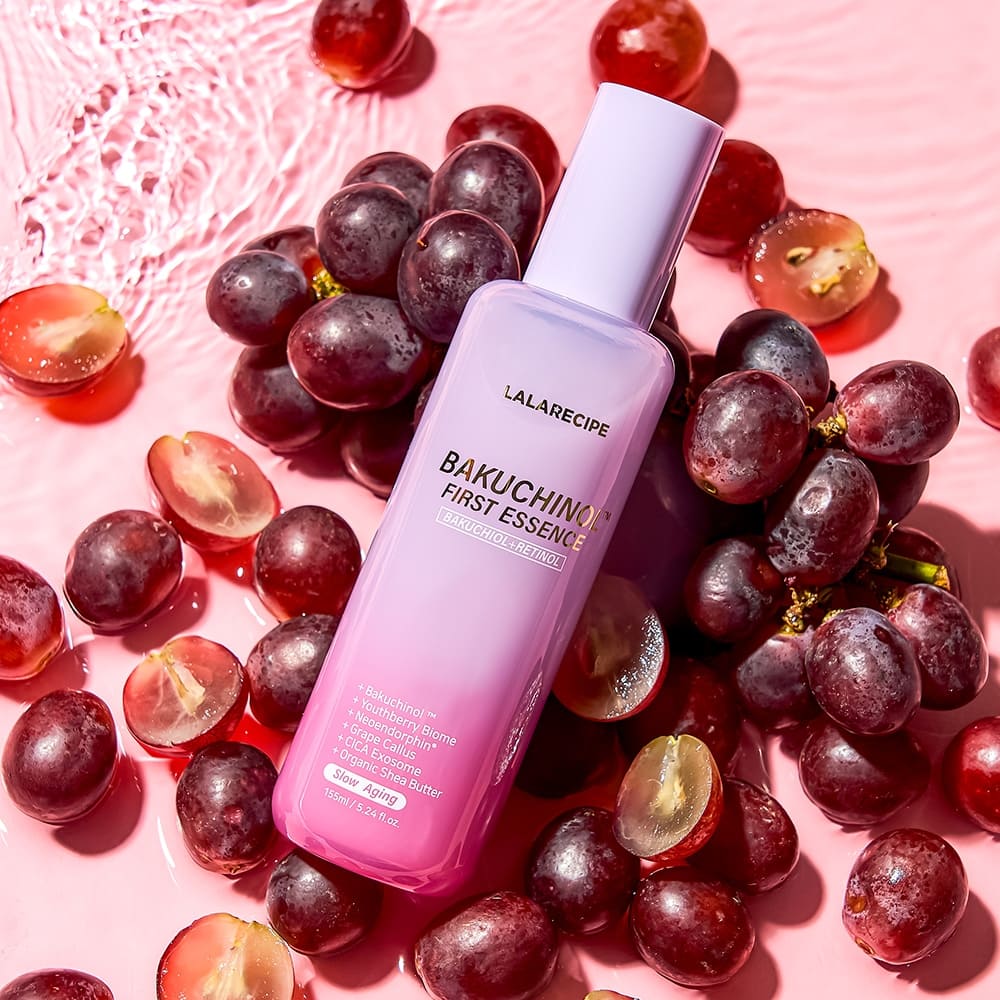 LALARECIPE Bakuchinol First Essence – зволожувальна есенція з бакучіолом, оформлена на фоні свіжого винограду