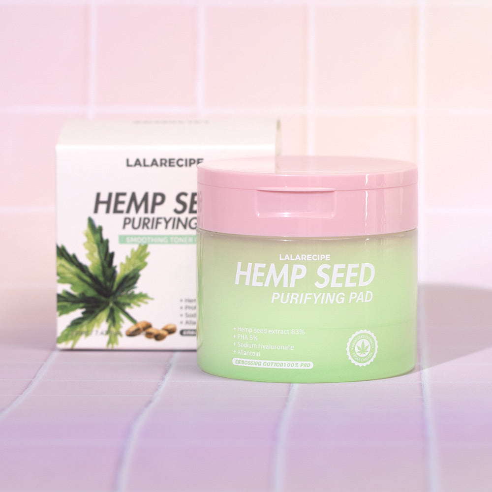 LALARECIPE Hemp Seed Purifying Pad – очищувальні педи для обличчя з екстрактом коноплі та коробка на плитковому фоні