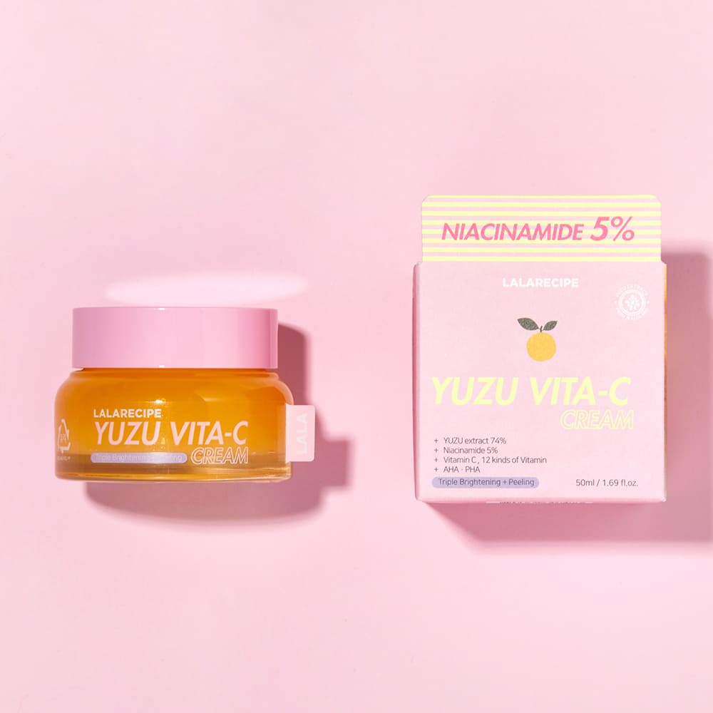 LALARECIPE Yuzu Vita C Cream – вітамінний крем для обличчя з юдзу та ніацинамідом 5% поруч із коробкою на рожевому фоні