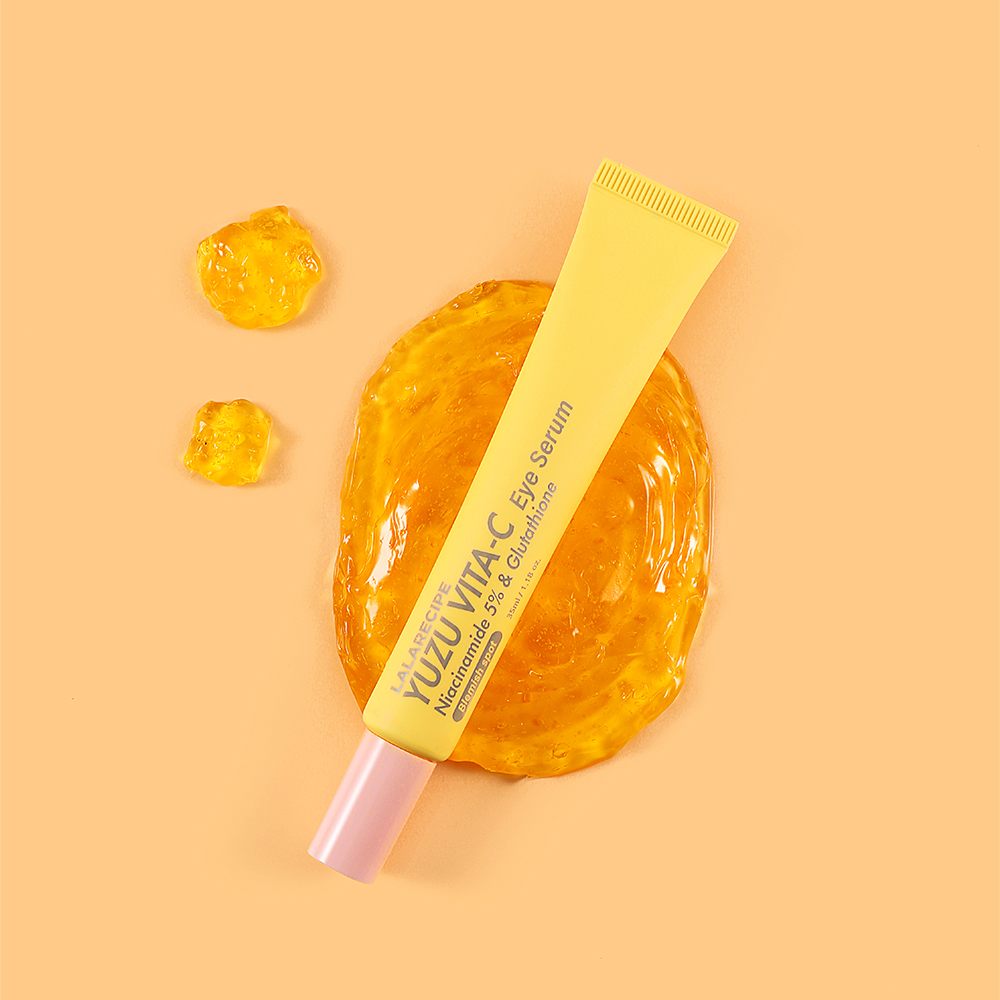 LALARECIPE Yuzu Vita C Eye Serum на помаранчевому фоні та краплі гелю з екстрактом юдзу