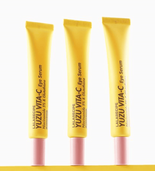 Сироватка для очей з юдзу LALARECIPE Yuzu Vita C Eye Serum — три туби в ряд на білому фоні