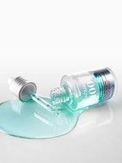 На білий поверхні лежить відкритий флакон засобу ANUA PDRN Hyaluronic Acid Capsule 100 Serum, з якого витікає бірюзова сироватка, піпетка лежить поряд.
