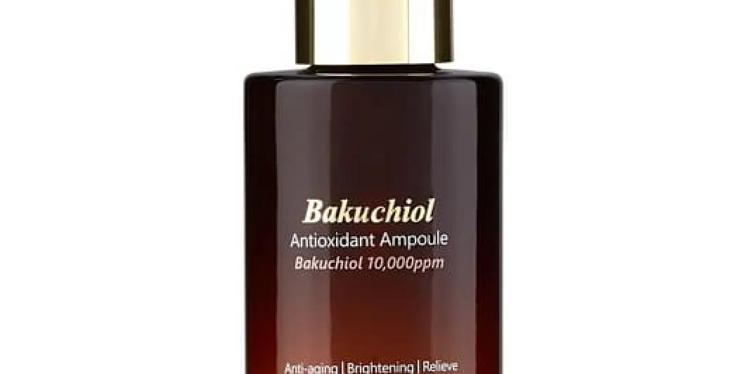 Коричнева градієнтна ампула ATO99 Bakuchiol Antioxidant Anti-Aging Brightening Ampoule з білою піпеткою стоїть на білому фоні.