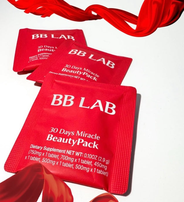 Три червоних саше колагену BB LAB 30 Days Miracle BeautyPack поряд з червоними платочками на білому фоні.