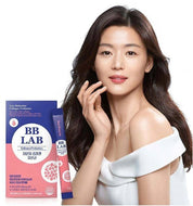 Коробка з саше колагену BB LAB Low-Molecular Collagen Probiotics на фоні, де дівчина азіатської зовнішності посміхається.