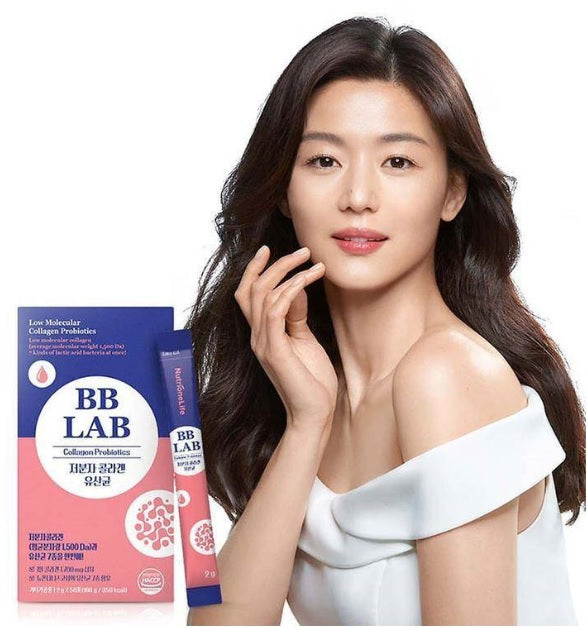Коробка з саше колагену BB LAB Low-Molecular Collagen Probiotics на фоні, де дівчина азіатської зовнішності посміхається.