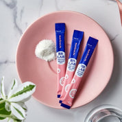 На рожевій тарілочці лежать три саше колагену BB LAB Low-Molecular Collagen Probiotics та розсипаний білий порошок.