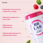 Біло-рожева баночка BB Lab Good Night Collagen лежить поряд із полуницею та чорницею на світло-рожевому фоні, де також представлені переваги колагену.