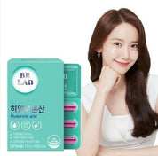 Коробка з пластинкою колагену BB Lab Hyaluronic Acid на фоні дівчина азіатської зовнішності посміхається.