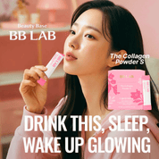 Дівчина азіатської зовнішності тримає в руці саше колагену BB Lab The Collagen Powder S біля обличчя.