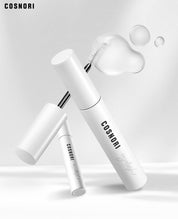 На фото видно два нахилених флакони сироватки для вій COSNORI Lash Serum, поряд з паличкою на якій видно текстуру.