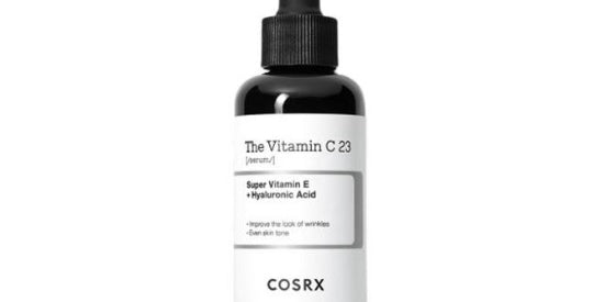 Чорна пляшечка з білою етикеткою та чорною піпеткою сироватки COSRX The Vitamin C 23 Serum стоїть на білому фоні.