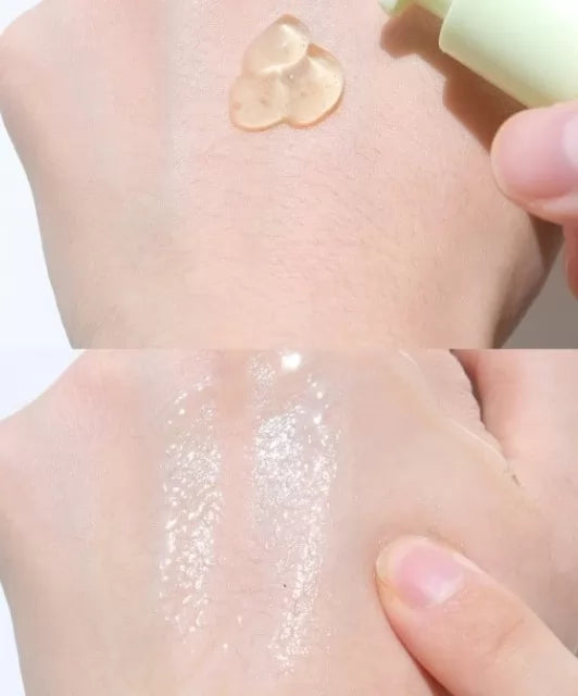 На шкірі нанесена та розтерта есенція Goodal Green Tangerine Vita C Dark Spot Care Serum.