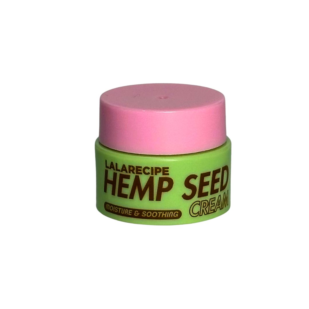 Зелена баночка крему LALARECIPE Hempseed Cream 5 мл з рожевою кришечкою стоїть на білому фоні.