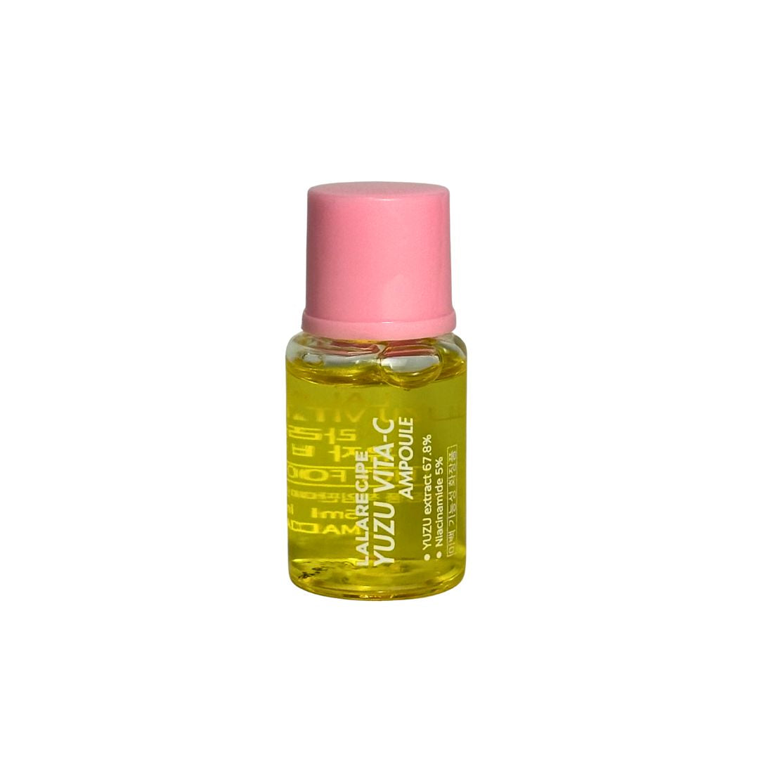 Прозора ампула-тестер сироватки LALARECIPE Yuzu Vita C Ampoule з рожевою кришечкою стоїть на білому фоні.