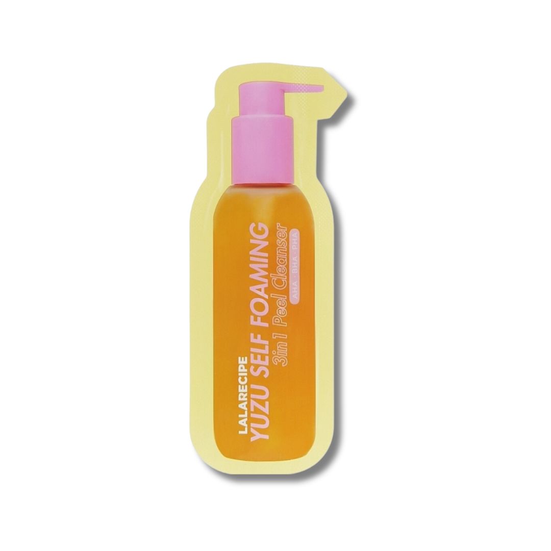 Пакетик-мініатюра, на якому зображений флакон засобу LALARECIPE Yuzu Self Foaming 3in1 Cleanser, лежить на білий поверхні.