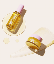 На білій поверхні лежать крем LALARECIPE Yuzu Vita C Cream і сироватка LALARECIPE Yuzu Vita C Ampoule — кожен у своїй рідині: сироватка в розлитій сироватці, крем у кремі.