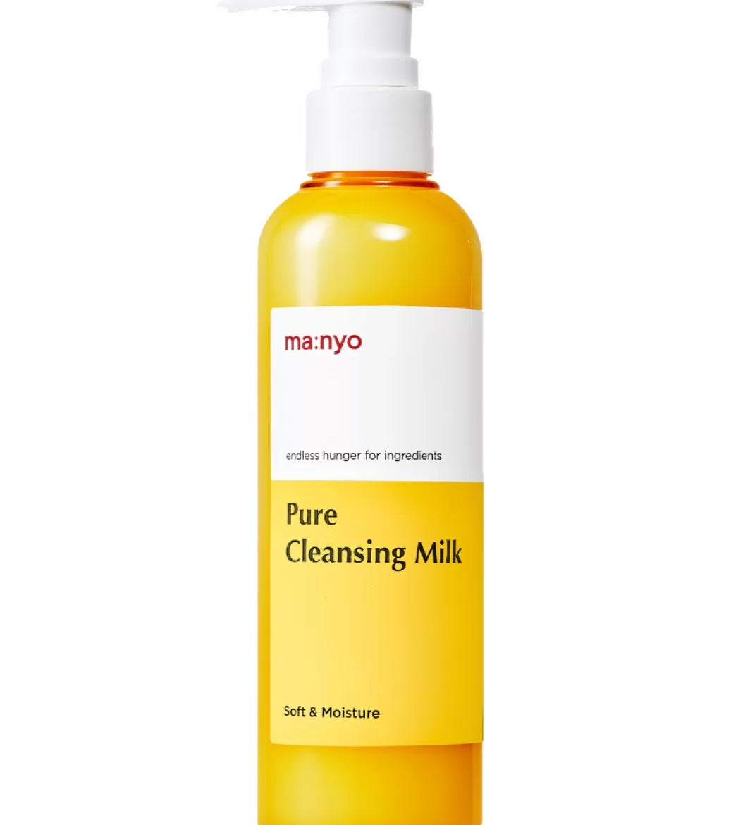 Жовта пляшечка засобу Ma:nyo Pure Cleansing Milk з білим дозатором на білому фоні.