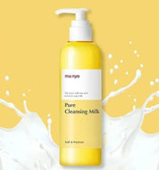 Жовта пляшечка засобу Ma:nyo Pure Cleansing Milk з білим дозатором на жовтому фоні, а знизу розлита біла рідина, схожа на молоко.