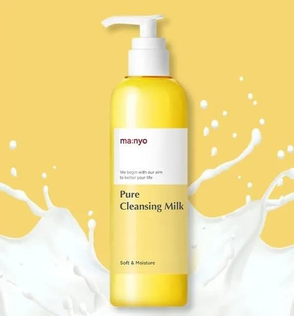 Жовта пляшечка засобу Ma:nyo Pure Cleansing Milk з білим дозатором на жовтому фоні, а знизу розлита біла рідина, схожа на молоко.