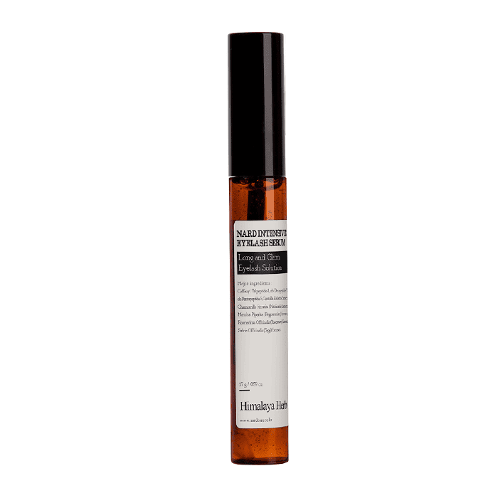 Коричнева напівпрозора ампула сироватки для вій NARD Long And Glam Intensive Eyelash Serum стоїть на білому фоні.