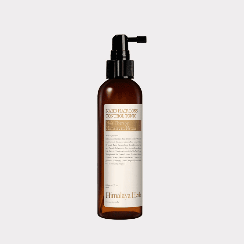 Прозора коричнева пляшечка з чорним дозатором засобу NARD Hair Loss Control Tonic стоїть на білому фоні.