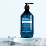 Синій флакон шампуню NARD Cooling Hair Loss Care Shampoo на білому подіумі з крижаними декоративними елементами