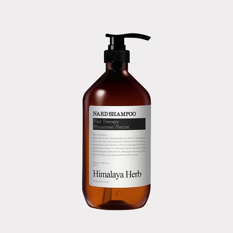 Коричневий флакон з чорним дозатором  та чорними написами шампуню NARD Shampoo Signature, засіб для догляду за волоссям з амінокислотами, 500 мл