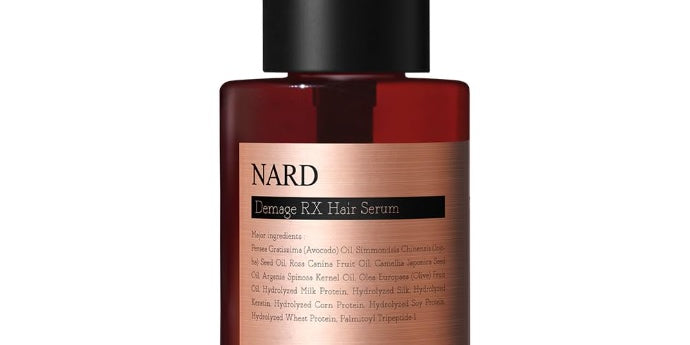 Коричнево-прозора бутилочка з чорним дозатором серуму для волосся NARD Damage RX Hair Serum стоїть на білому фоні.