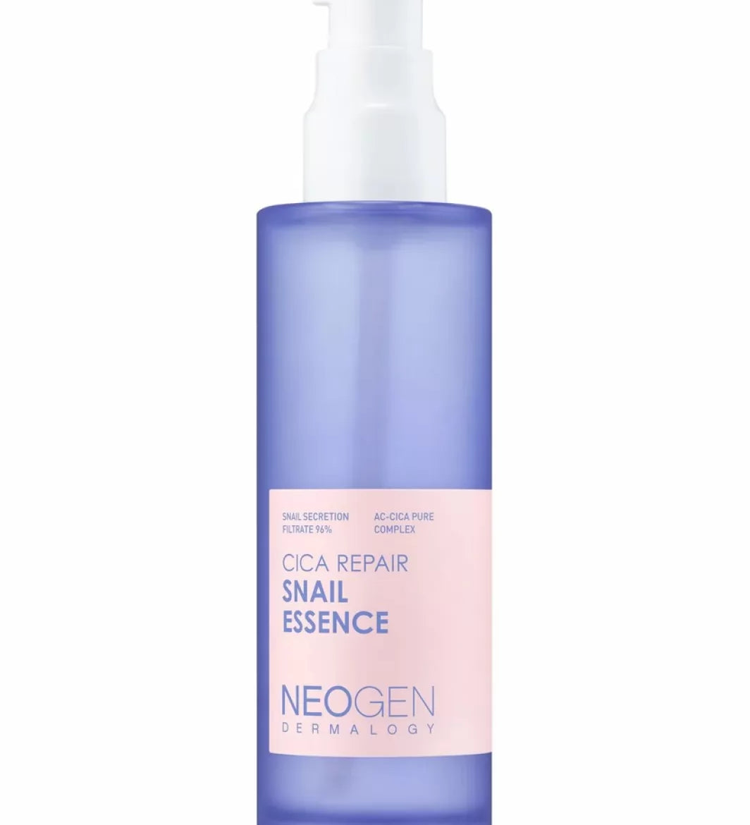 Синя пляшечка з білим дозатором есенції Neogen Dermalogy Cica Repair Snail Essence стоїть на білому фоні.