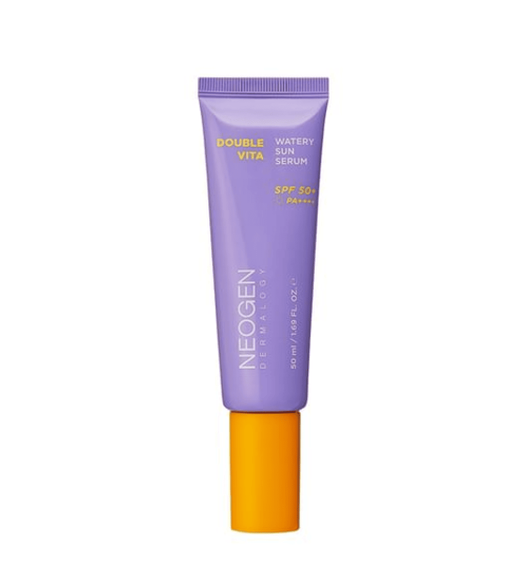Фіолетовий тюбик з оранжевою кришечкою сироватки Neogen Dermalogy Double Vita Watery Sun Serum стоїть на білому фоні.