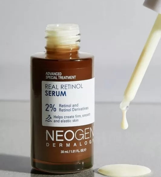Відкрита ампула Neogen Dermalogy Real Retinol Serum, поряд з нею піпетка, з якої капає сироватка на поверхню.