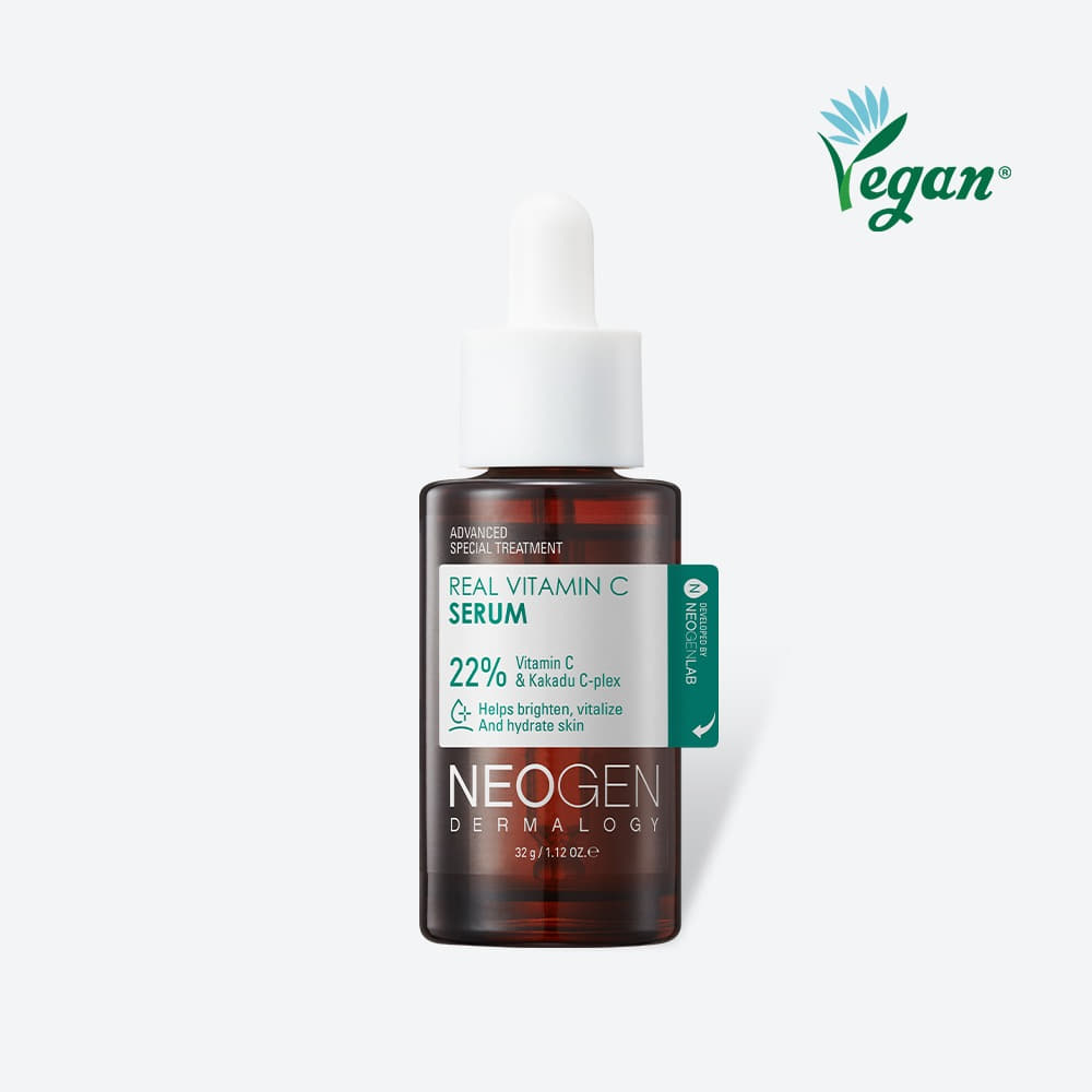 Темно-коричнева ампула з білою піпеткою сироватки Neogen Dermalogy Real Vitamin C Serum стоїть на білому фоні.