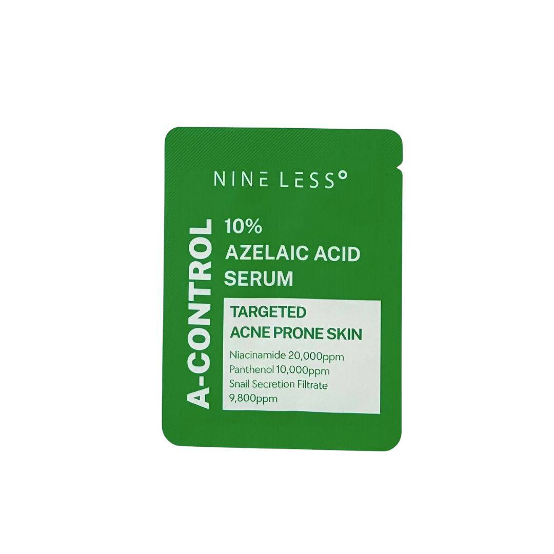 Зелений пакетик-тестер сироватки Nine Less A-Control 10% Azelaic Acid Serum розташований на білому фоні.
