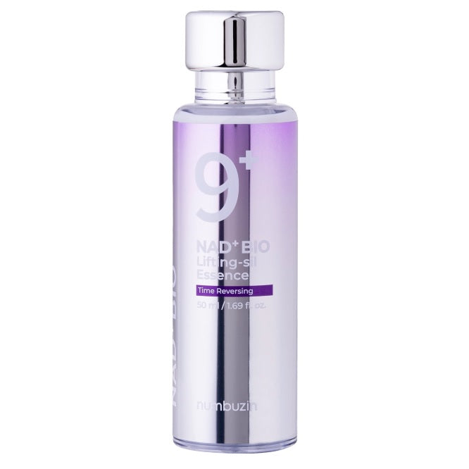 Сріблясто-фіолетова ампула есенції Numbuzin No.9 NAD Bio Lifting Essence стоїть на білому фоні.