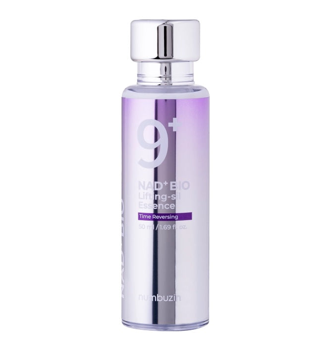 Сріблясто-фіолетова ампула есенції Numbuzin No.9 NAD Bio Lifting Essence стоїть на білому фоні.